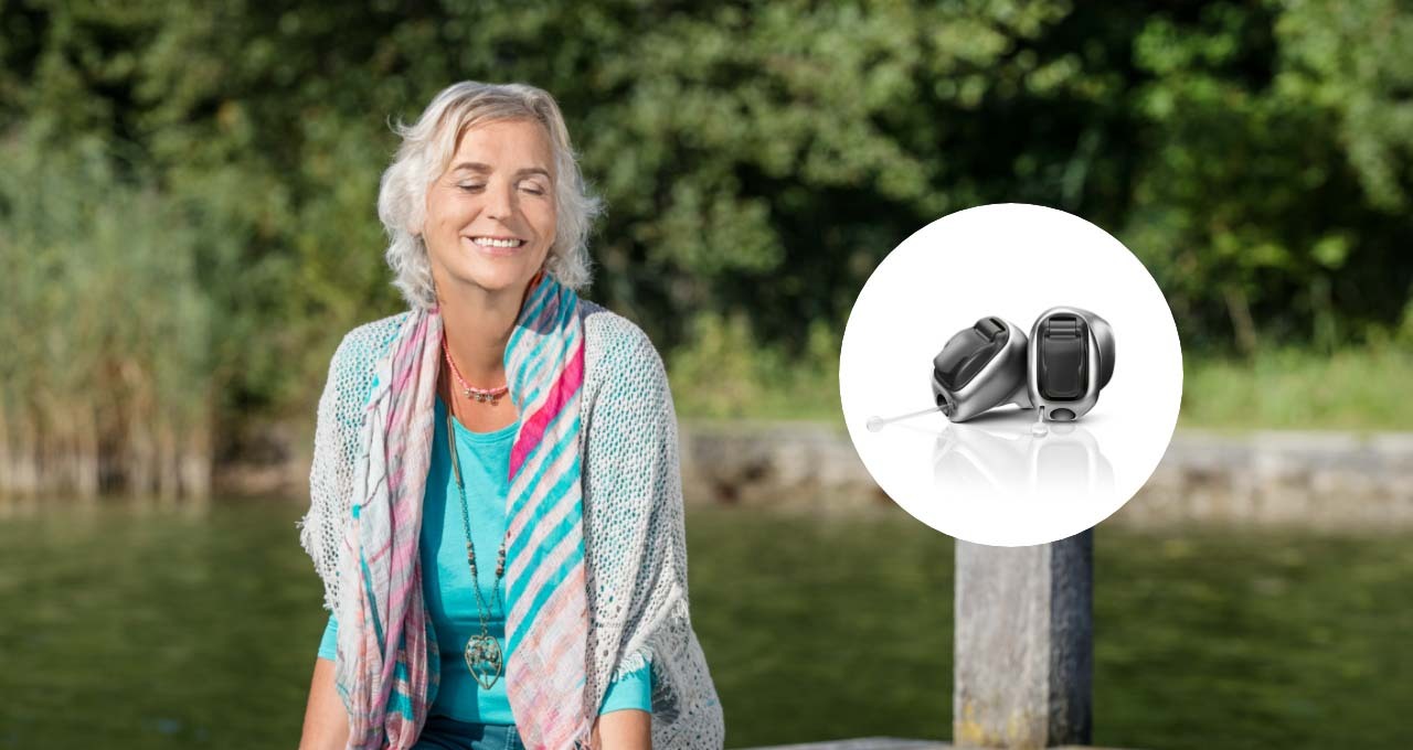 Een gelukkige senior geniet van het leven